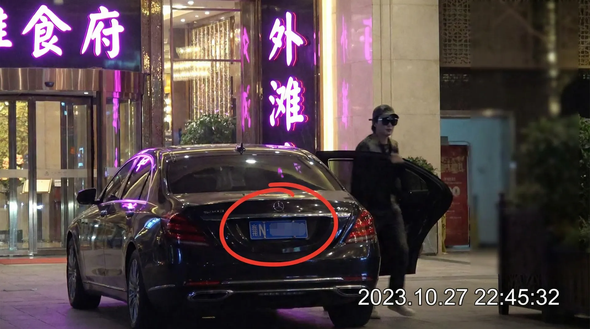 《暗网》_暗网最新地址 | 深度揭秘暗网 - 豪车餐厅外偷拍